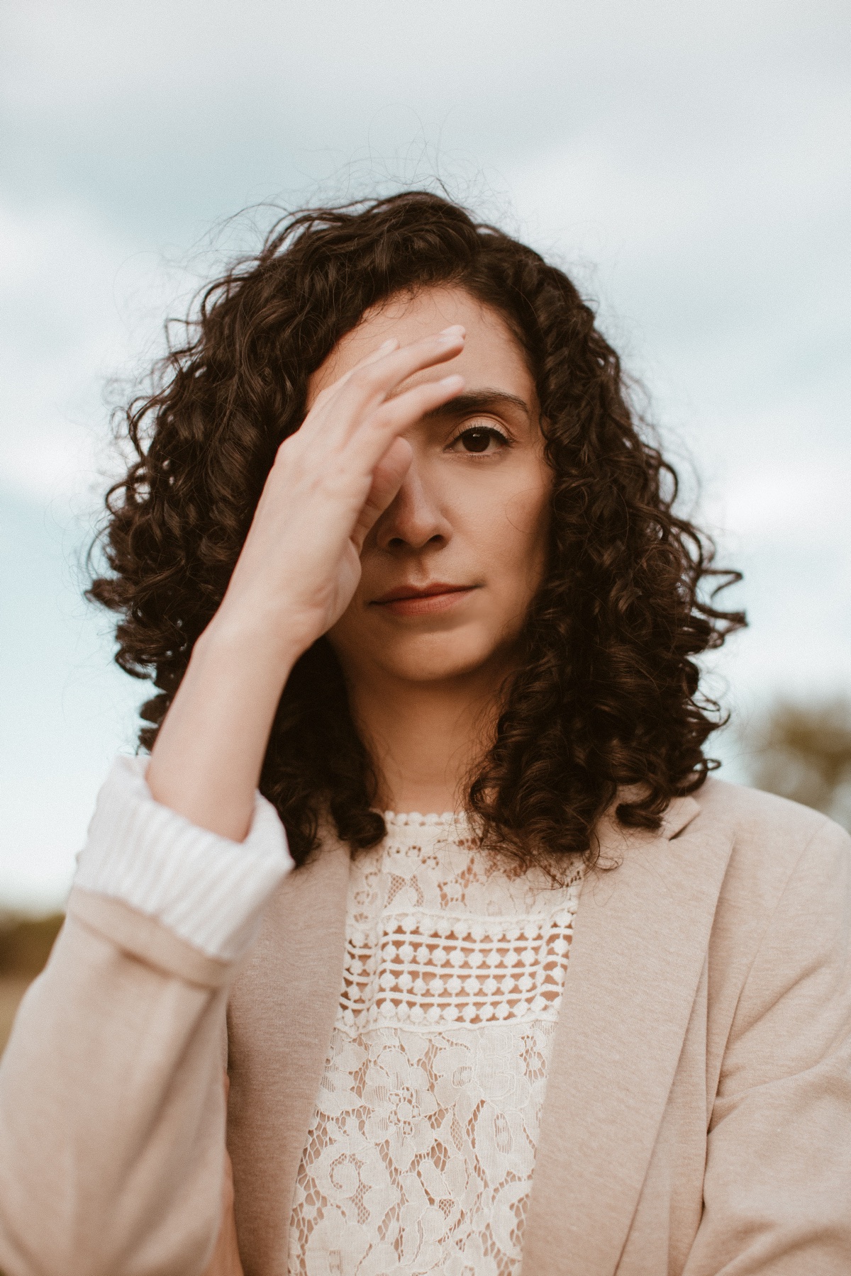 Retrato de Lara Sofía con la mano sobre la frente