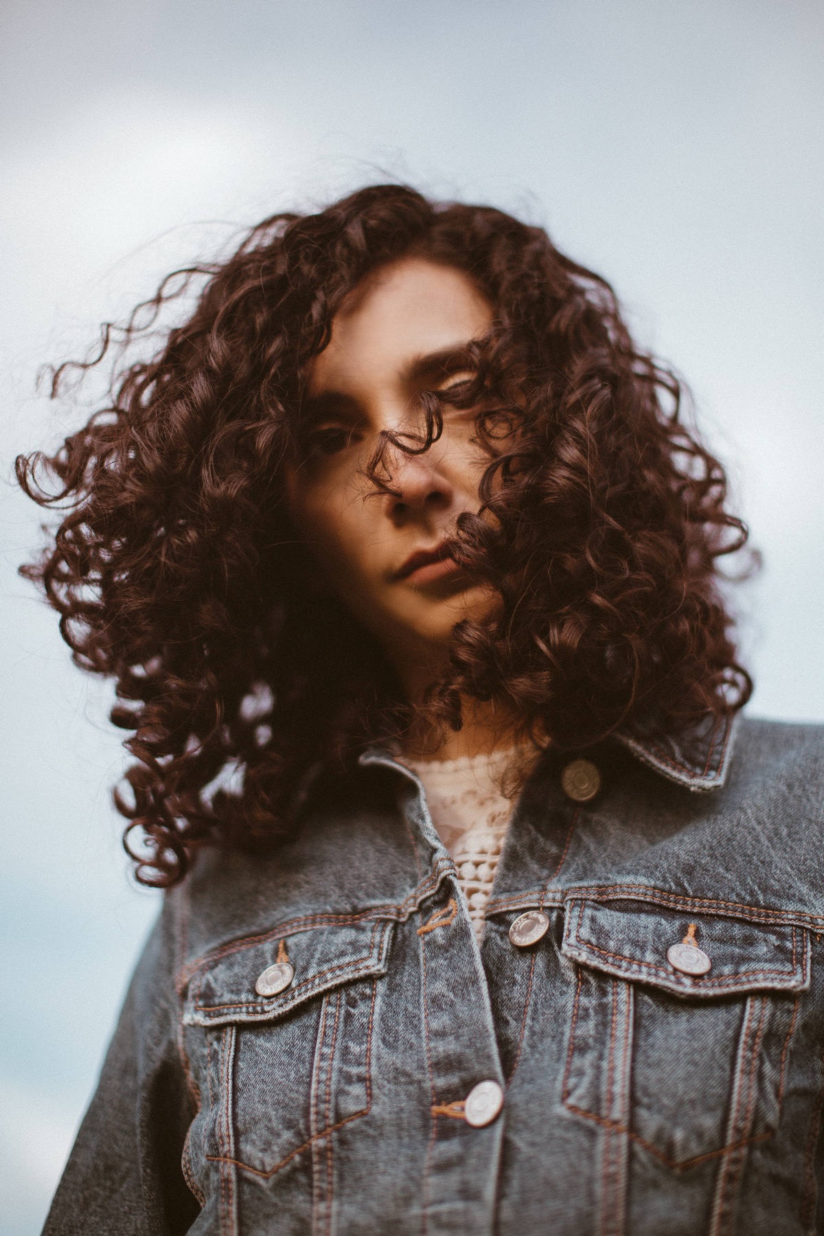 Retrato de Lara Sofía con chaqueta de mezclilla
