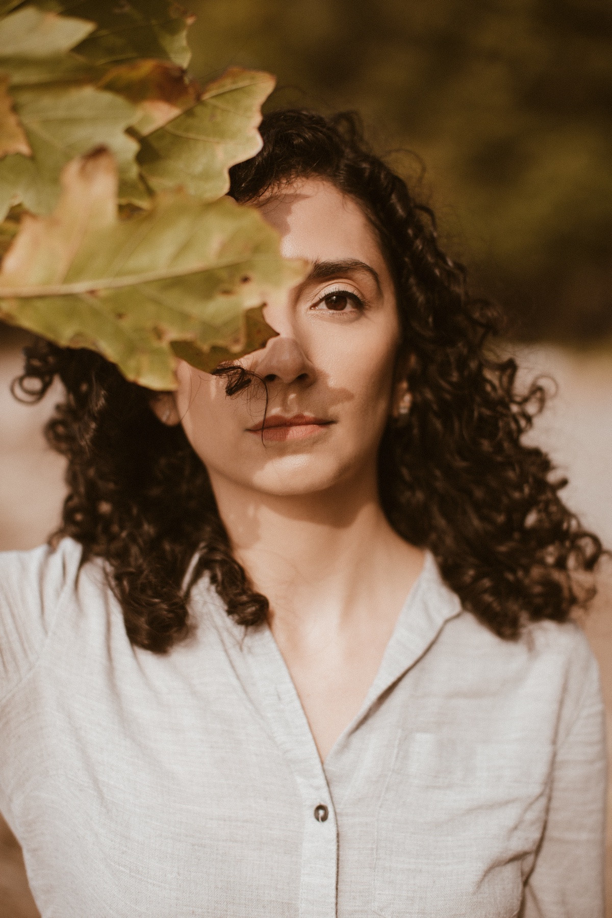 Lara Sofía entre hojas en un retrato cálido